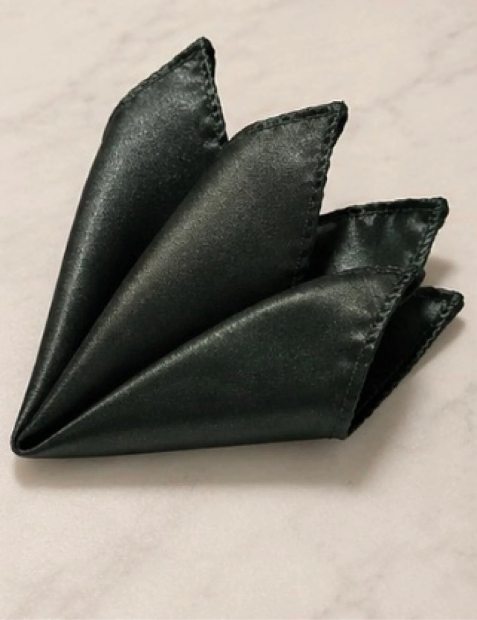 Pochette de costume satinée vert foncé – Élégance cérémonie & mariage – photo 4